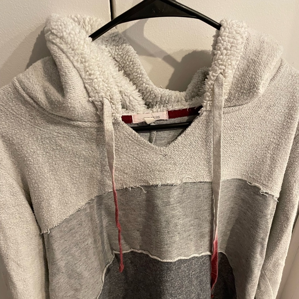 Super cute v-neck sweatshirt with shearling type hood